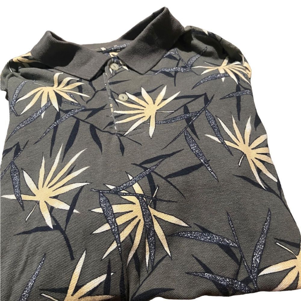 Izod short sleeved collared shirt great condition great vintage look size large